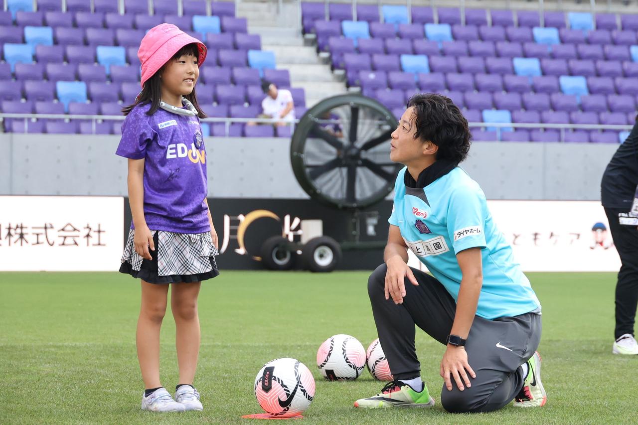 画像 : 19番目の画像 - 【写真】ロッカールームや選手バスを見学できる『選手エリアチラ見ツアー』やトークショー、スクール体験などが行なわれたサンフレッチェのファン感謝デー。レジーナのパートでは『TTガールズ』が登場！（写真◎石倉利英） - サッカーマガジンWEB