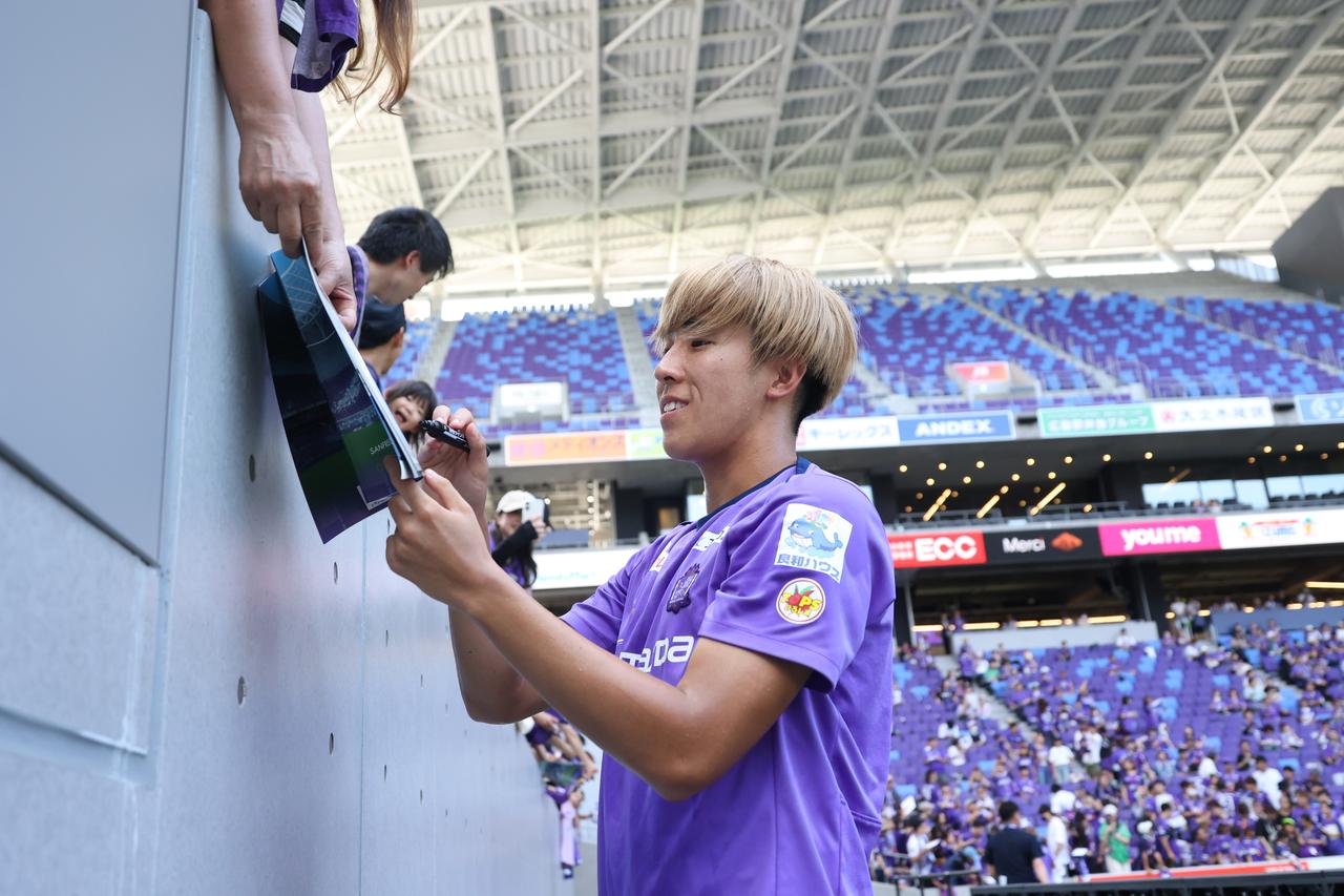 画像 : 12番目の画像 - 【写真】ロッカールームや選手バスを見学できる『選手エリアチラ見ツアー』やトークショー、スクール体験などが行なわれたサンフレッチェのファン感謝デー。レジーナのパートでは『TTガールズ』が登場！（写真◎石倉利英） - サッカーマガジンWEB