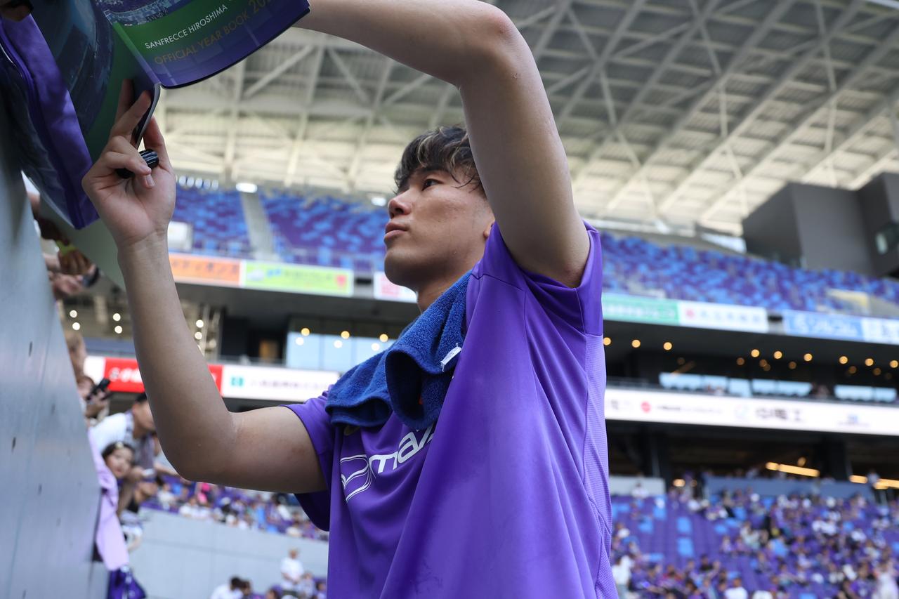 画像 : 13番目の画像 - 【写真】ロッカールームや選手バスを見学できる『選手エリアチラ見ツアー』やトークショー、スクール体験などが行なわれたサンフレッチェのファン感謝デー。レジーナのパートでは『TTガールズ』が登場！（写真◎石倉利英） - サッカーマガジンWEB