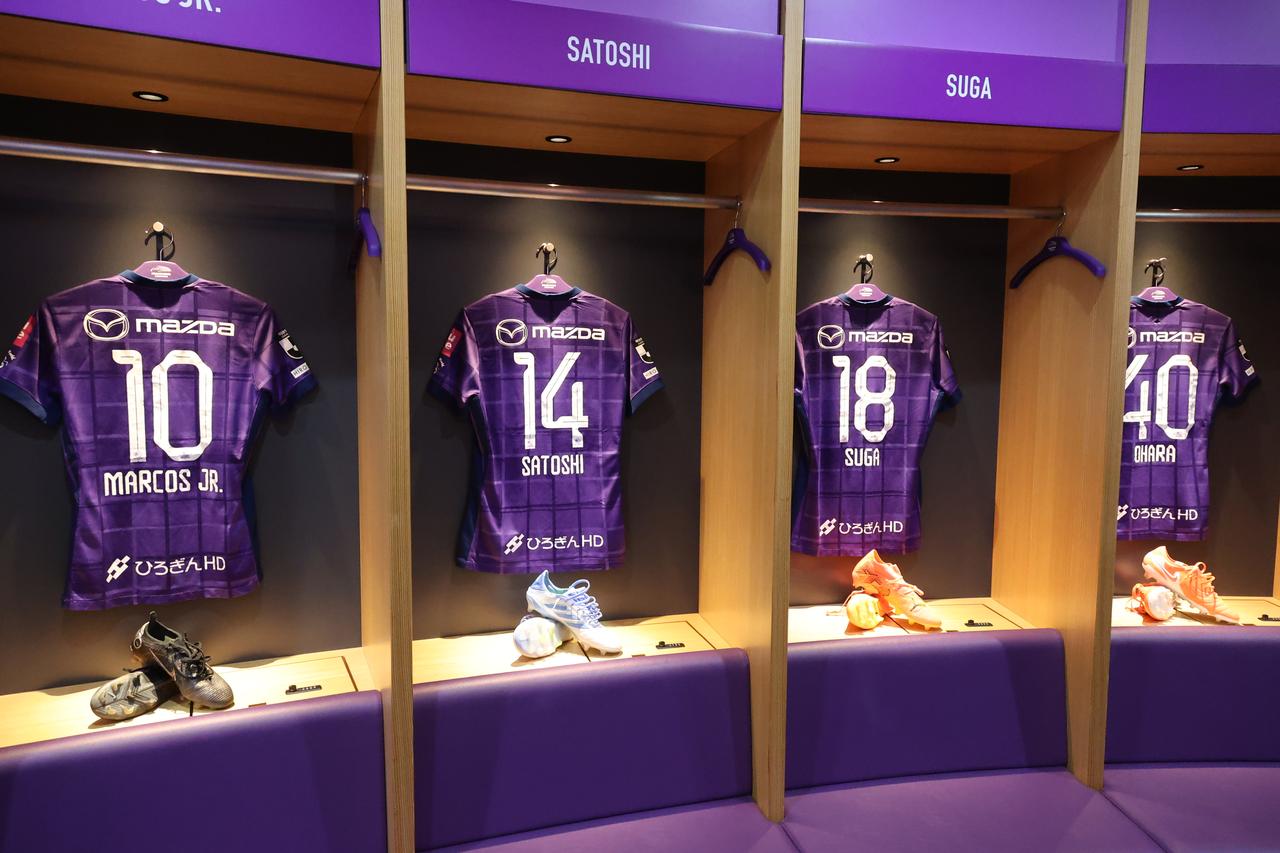 画像 : 2番目の画像 - 【写真】ロッカールームや選手バスを見学できる『選手エリアチラ見ツアー』やトークショー、スクール体験などが行なわれたサンフレッチェのファン感謝デー。レジーナのパートでは『TTガールズ』が登場！（写真◎石倉利英） - サッカーマガジンWEB