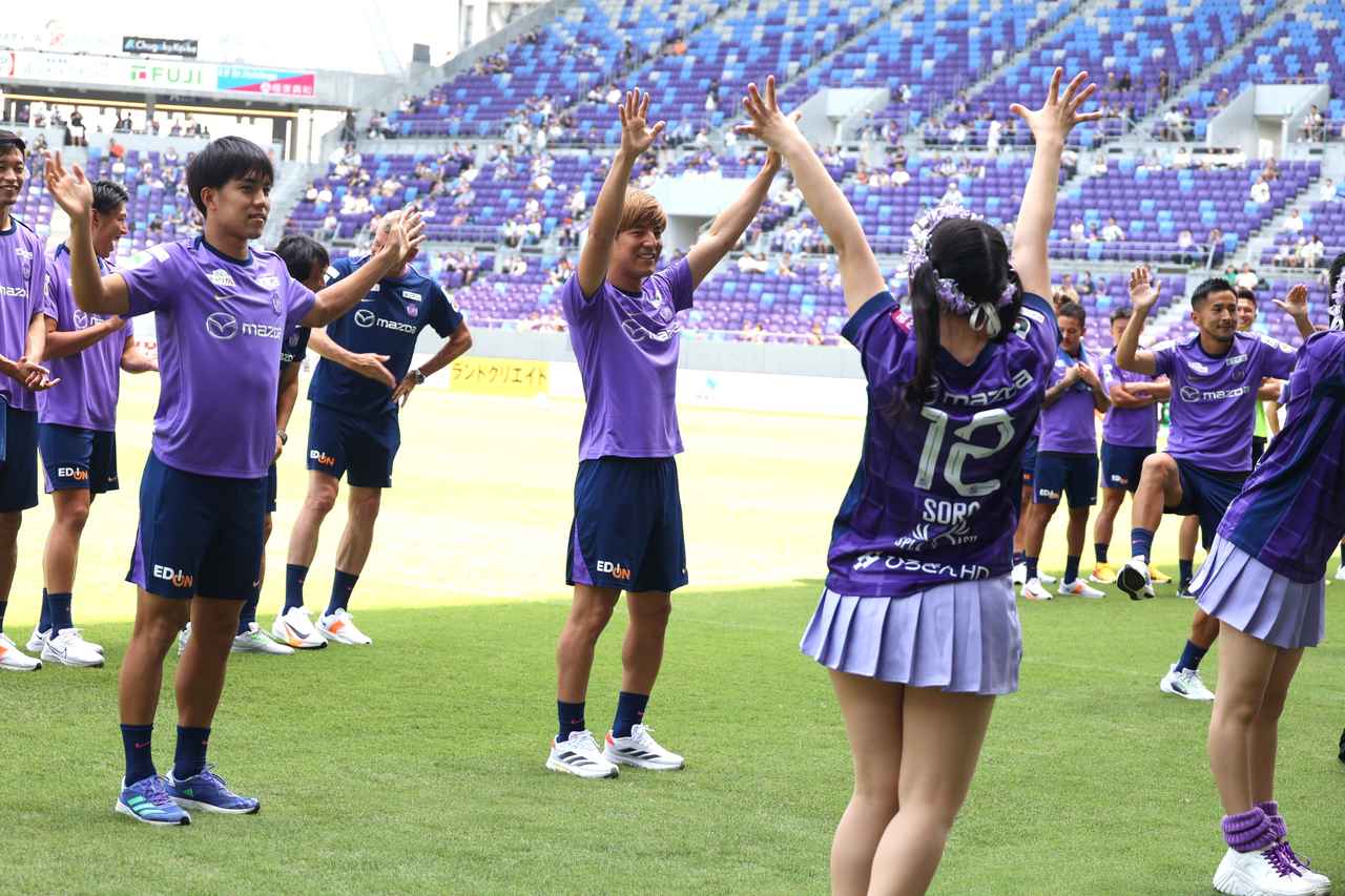 画像 : 6番目の画像 - 【写真】ロッカールームや選手バスを見学できる『選手エリアチラ見ツアー』やトークショー、スクール体験などが行なわれたサンフレッチェのファン感謝デー。レジーナのパートでは『TTガールズ』が登場！（写真◎石倉利英） - サッカーマガジンWEB