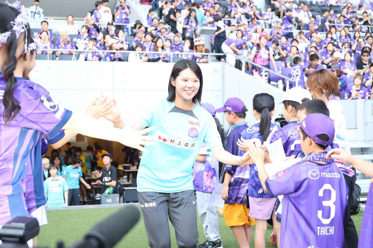 画像 : 14番目の画像 - 【写真】ロッカールームや選手バスを見学できる『選手エリアチラ見ツアー』やトークショー、スクール体験などが行なわれたサンフレッチェのファン感謝デー。レジーナのパートでは『TTガールズ』が登場！（写真◎石倉利英） - サッカーマガジンWEB