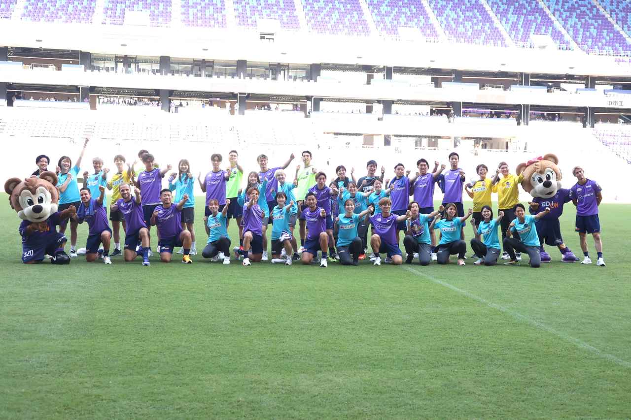 画像 : 16番目の画像 - 【写真】ロッカールームや選手バスを見学できる『選手エリアチラ見ツアー』やトークショー、スクール体験などが行なわれたサンフレッチェのファン感謝デー。レジーナのパートでは『TTガールズ』が登場!(写真◎石倉利英) - サッカーマガジンWEB