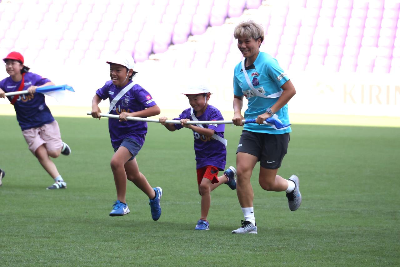 画像 : 18番目の画像 - 【写真】ロッカールームや選手バスを見学できる『選手エリアチラ見ツアー』やトークショー、スクール体験などが行なわれたサンフレッチェのファン感謝デー。レジーナのパートでは『TTガールズ』が登場!(写真◎石倉利英) - サッカーマガジンWEB