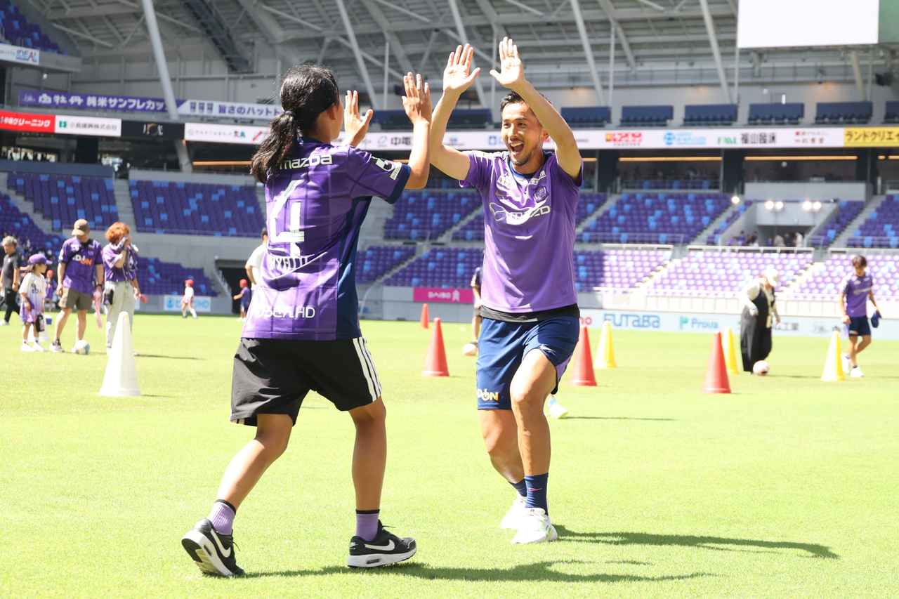 画像 : 11番目の画像 - 【写真】ロッカールームや選手バスを見学できる『選手エリアチラ見ツアー』やトークショー、スクール体験などが行なわれたサンフレッチェのファン感謝デー。レジーナのパートでは『TTガールズ』が登場！（写真◎石倉利英） - サッカーマガジンWEB