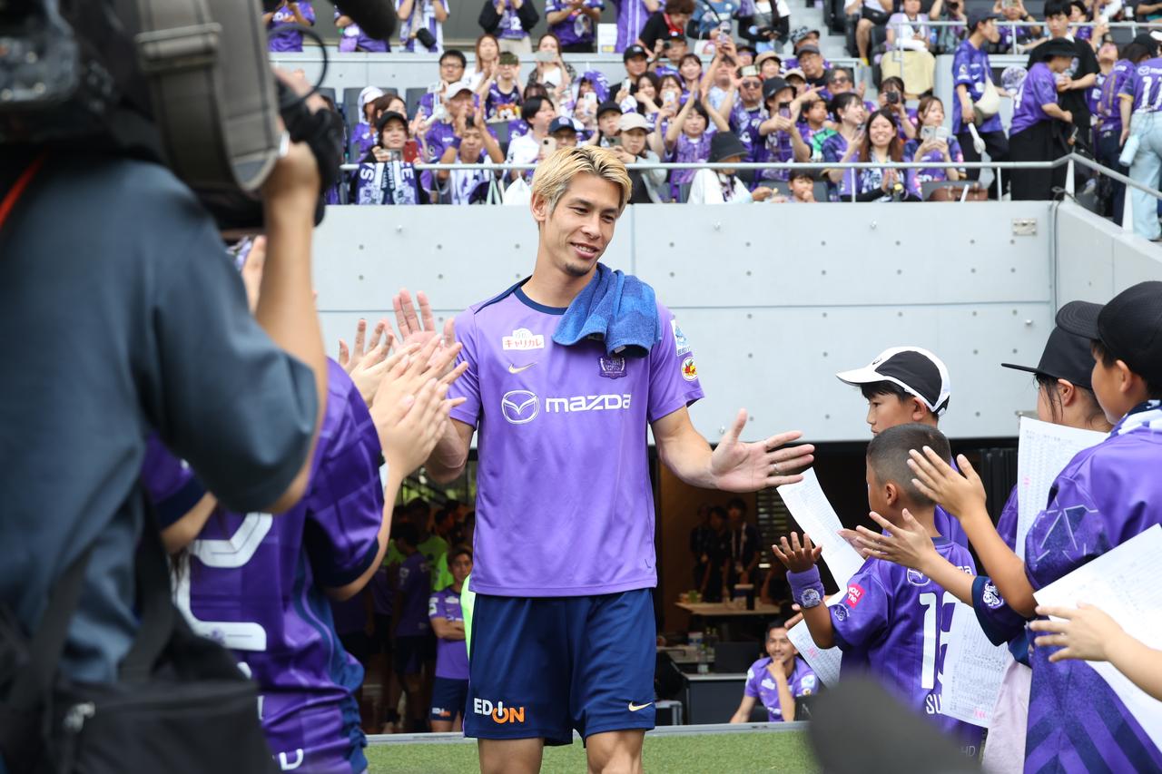 画像 : 3番目の画像 - 【写真】ロッカールームや選手バスを見学できる『選手エリアチラ見ツアー』やトークショー、スクール体験などが行なわれたサンフレッチェのファン感謝デー。レジーナのパートでは『TTガールズ』が登場！（写真◎石倉利英） - サッカーマガジンWEB