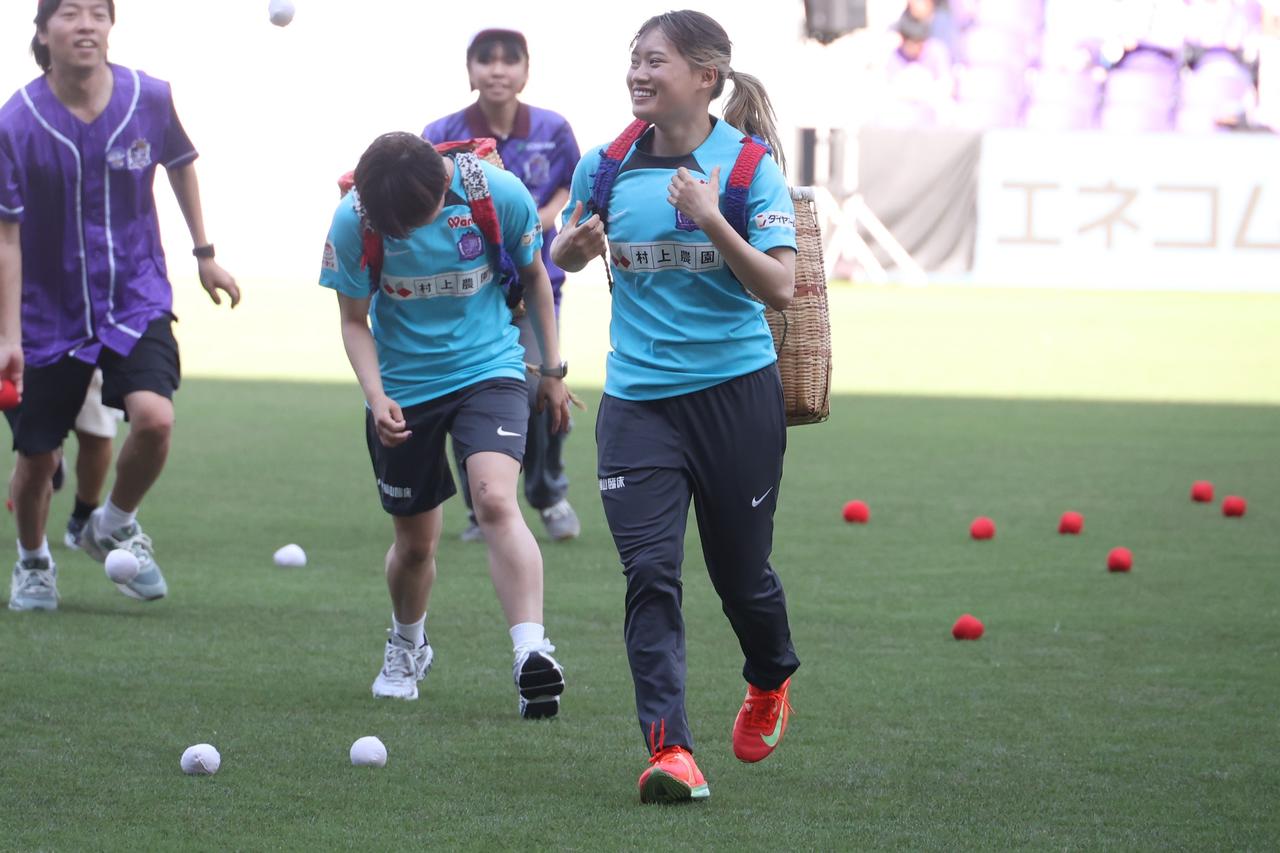 画像 : 17番目の画像 - 【写真】ロッカールームや選手バスを見学できる『選手エリアチラ見ツアー』やトークショー、スクール体験などが行なわれたサンフレッチェのファン感謝デー。レジーナのパートでは『TTガールズ』が登場!(写真◎石倉利英) - サッカーマガジンWEB