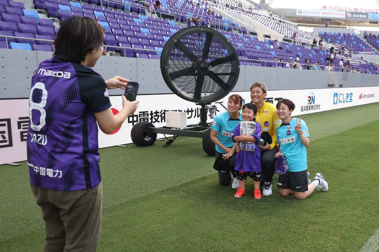 画像 : 20番目の画像 - 【写真】ロッカールームや選手バスを見学できる『選手エリアチラ見ツアー』やトークショー、スクール体験などが行なわれたサンフレッチェのファン感謝デー。レジーナのパートでは『TTガールズ』が登場！（写真◎石倉利英） - サッカーマガジンWEB