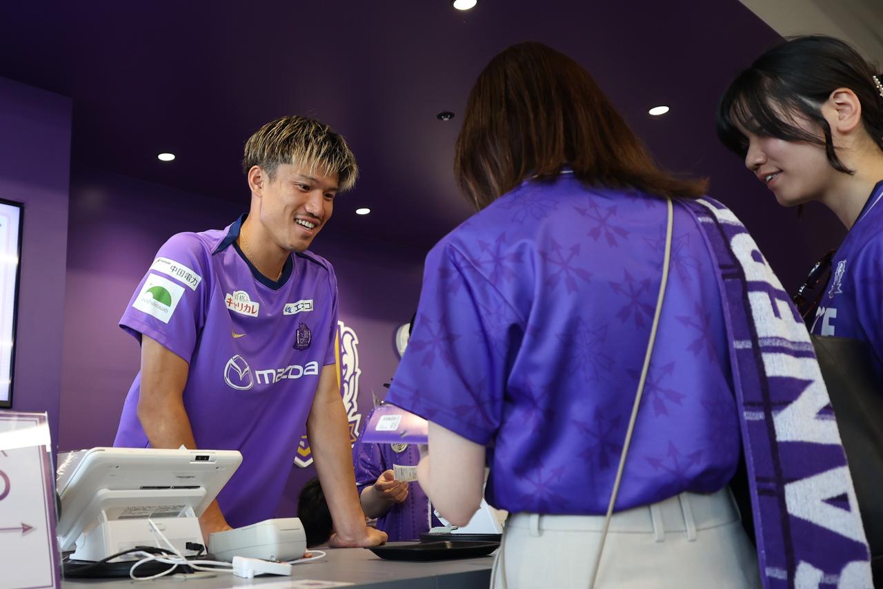 画像 : 7番目の画像 - 【写真】ロッカールームや選手バスを見学できる『選手エリアチラ見ツアー』やトークショー、スクール体験などが行なわれたサンフレッチェのファン感謝デー。レジーナのパートでは『TTガールズ』が登場！（写真◎石倉利英） - サッカーマガジンWEB