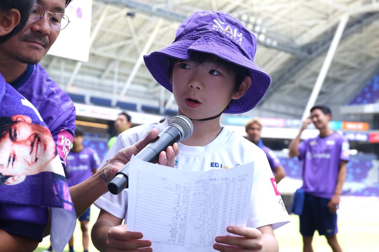 画像 : 4番目の画像 - 【写真】ロッカールームや選手バスを見学できる『選手エリアチラ見ツアー』やトークショー、スクール体験などが行なわれたサンフレッチェのファン感謝デー。レジーナのパートでは『TTガールズ』が登場！（写真◎石倉利英） - サッカーマガジンWEB