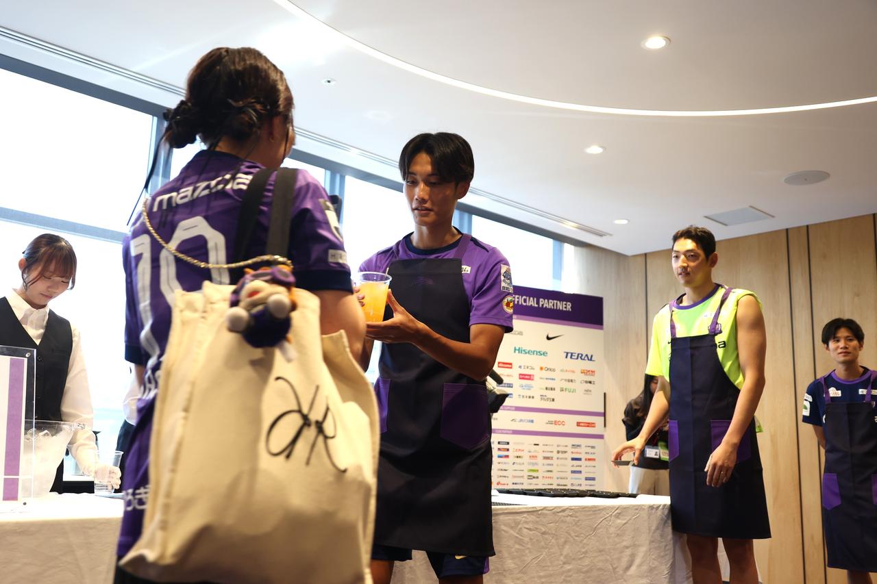 画像 : 8番目の画像 - 【写真】ロッカールームや選手バスを見学できる『選手エリアチラ見ツアー』やトークショー、スクール体験などが行なわれたサンフレッチェのファン感謝デー。レジーナのパートでは『TTガールズ』が登場！（写真◎石倉利英） - サッカーマガジンWEB