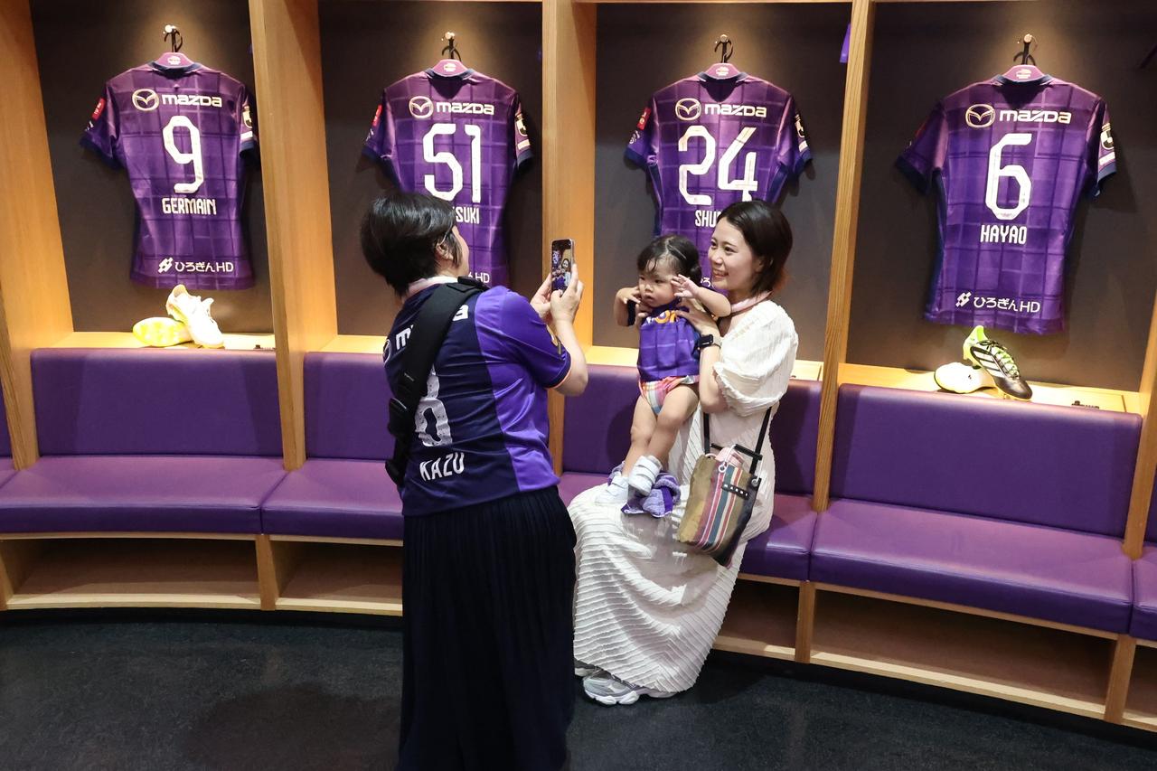 画像 : 1番目の画像 - 【写真】ロッカールームや選手バスを見学できる『選手エリアチラ見ツアー』やトークショー、スクール体験などが行なわれたサンフレッチェのファン感謝デー。レジーナのパートでは『TTガールズ』が登場！（写真◎石倉利英） - サッカーマガジンWEB