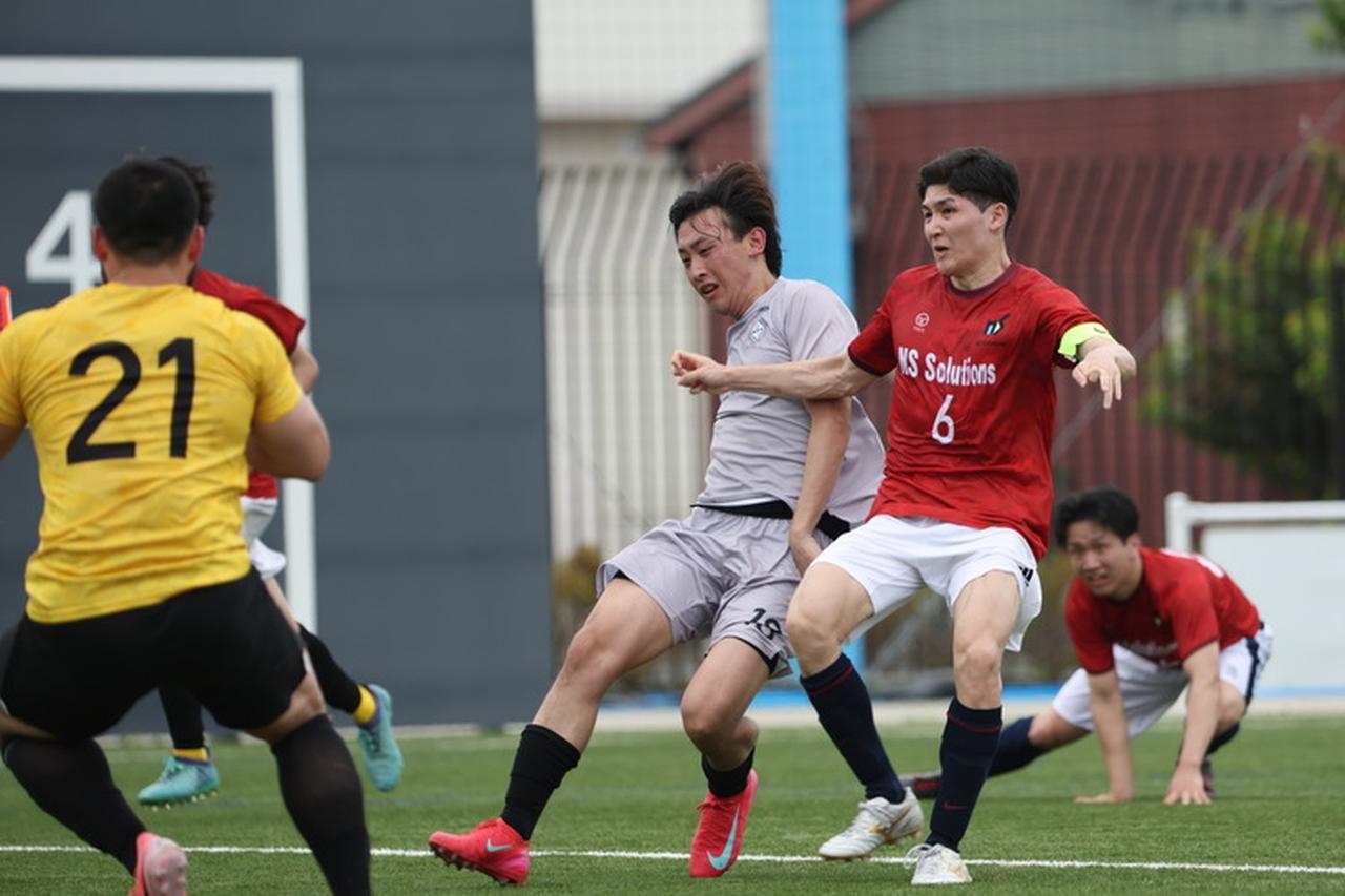 画像: こぼれ球に反応したJBSの西牧蓮が同点弾をマーク(写真◎高野徹)