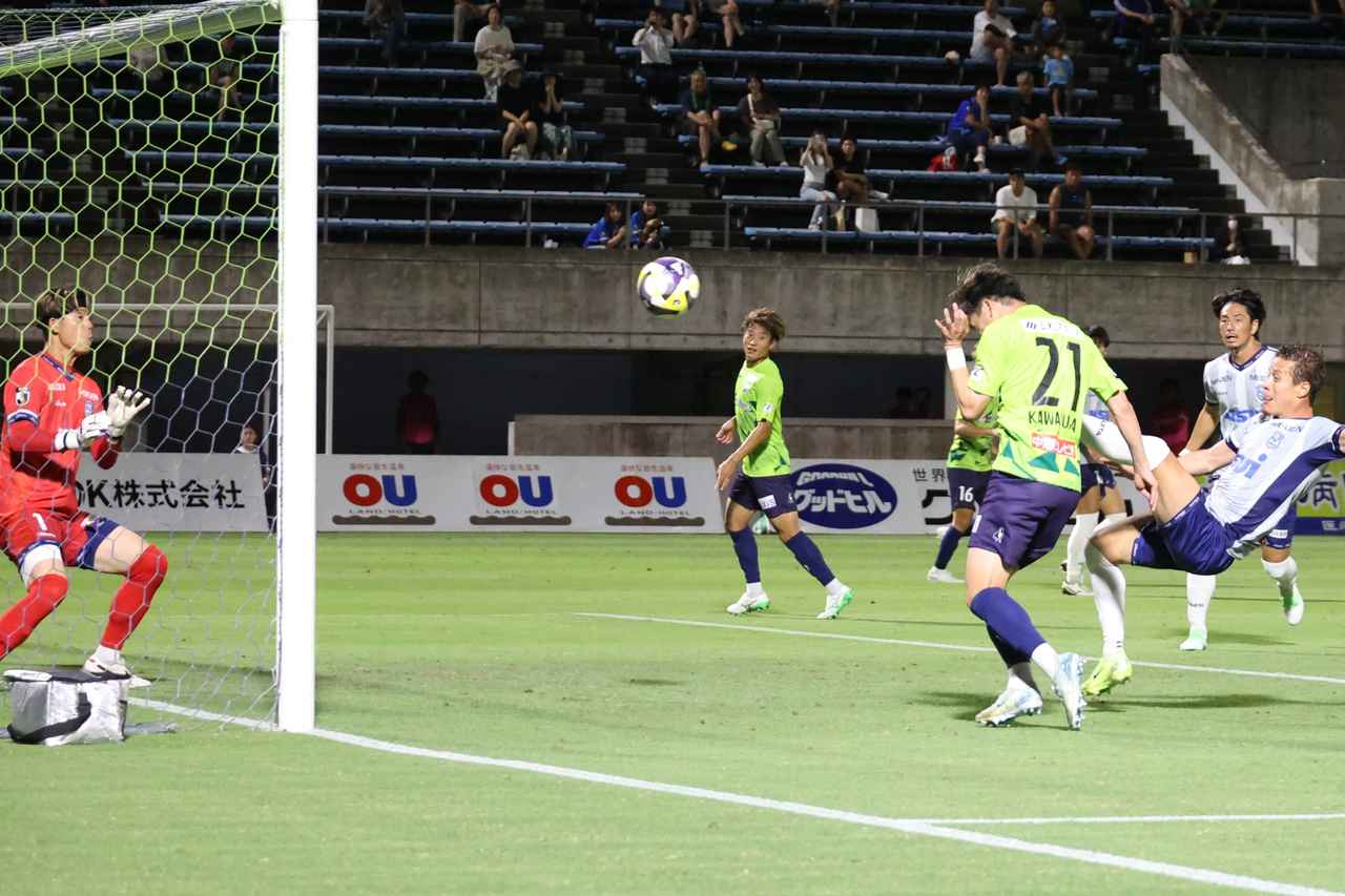 画像 : 5番目の画像 - 【写真】鳥取は先制されたものの、今季リーグ戦最多の4得点を挙げてホーム6連勝。選手たちの笑顔がはじけた（写真◎石倉利英） - サッカーマガジンWEB