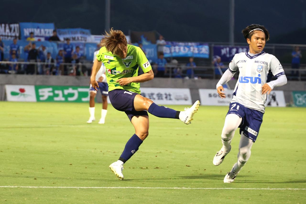 画像 : 1番目の画像 - 【写真】鳥取は先制されたものの、今季リーグ戦最多の4得点を挙げてホーム6連勝。選手たちの笑顔がはじけた（写真◎石倉利英） - サッカーマガジンWEB