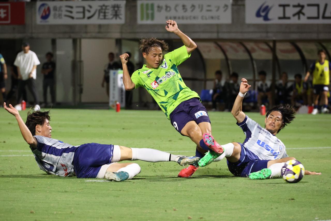 画像 : 2番目の画像 - 【写真】鳥取は先制されたものの、今季リーグ戦最多の4得点を挙げてホーム6連勝。選手たちの笑顔がはじけた（写真◎石倉利英） - サッカーマガジンWEB