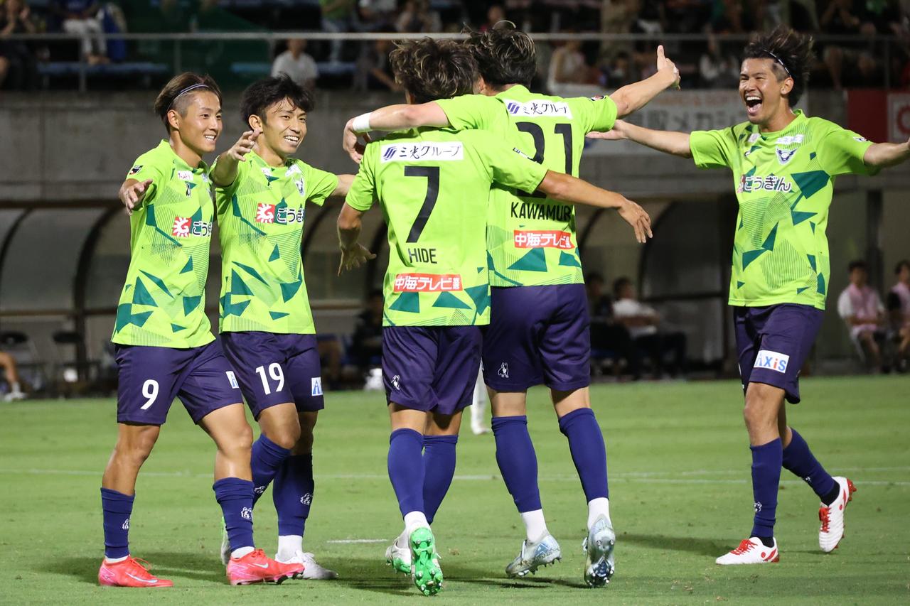 画像 : 4番目の画像 - 【写真】鳥取は先制されたものの、今季リーグ戦最多の4得点を挙げてホーム6連勝。選手たちの笑顔がはじけた（写真◎石倉利英） - サッカーマガジンWEB