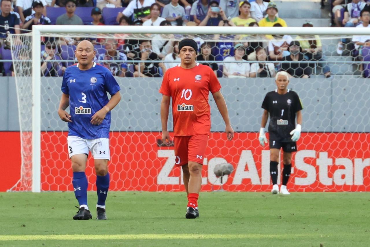 画像 : 14番目の画像 - 【写真】試合前には日本代表の森保一監督からメッセージ動画が流され、アイドルグループ・STU48によるオープニングアクトも。往年の名選手が広島の地で競演した。試合後はモネールと中澤佑二の「お尻ぶつけダンス」も！（写真◎石倉利英） - サッカーマガジンWEB