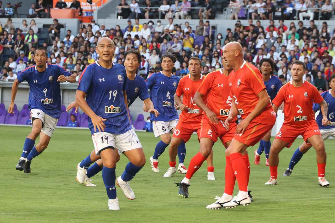 画像 : 3番目の画像 - 【写真】キャプテンマークを巻いてフル出場した宮本会長。ロナウジーニョと激しく競り合い、セットプレーから得点も狙った（写真◎石倉利英） - サッカーマガジンWEB