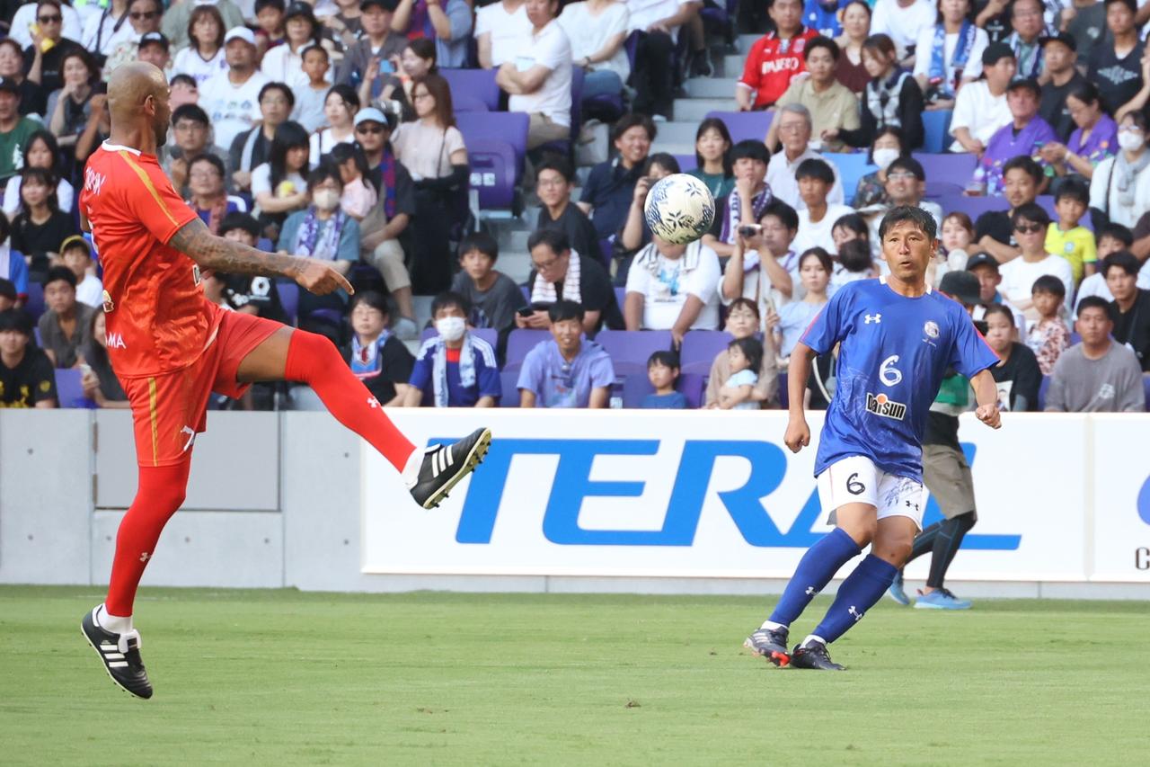 画像 : 11番目の画像 - 【写真】試合前には日本代表の森保一監督からメッセージ動画が流され、アイドルグループ・STU48によるオープニングアクトも。往年の名選手が広島の地で競演した。試合後はモネールと中澤佑二の「お尻ぶつけダンス」も！（写真◎石倉利英） - サッカーマガジンWEB