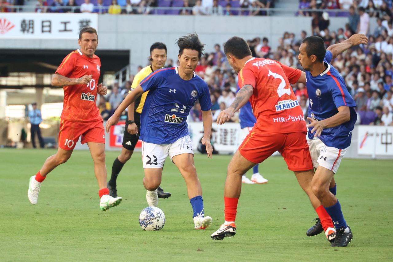 画像 : 10番目の画像 - 【写真】試合前には日本代表の森保一監督からメッセージ動画が流され、アイドルグループ・STU48によるオープニングアクトも。往年の名選手が広島の地で競演した。試合後はモネールと中澤佑二の「お尻ぶつけダンス」も！（写真◎石倉利英） - サッカーマガジンWEB