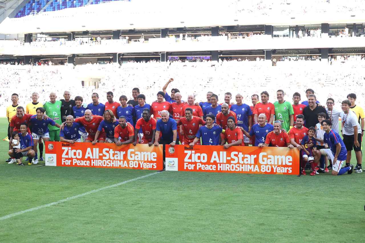 画像 : 6番目の画像 - 【写真】試合前には日本代表の森保一監督からメッセージ動画が流され、アイドルグループ・STU48によるオープニングアクトも。往年の名選手が広島の地で競演した。試合後はモネールと中澤佑二の「お尻ぶつけダンス」も！（写真◎石倉利英） - サッカーマガジンWEB