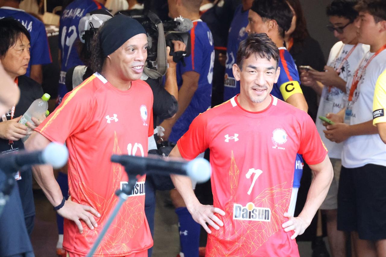 画像 : 4番目の画像 - 【写真】試合前には日本代表の森保一監督からメッセージ動画が流され、アイドルグループ・STU48によるオープニングアクトも。往年の名選手が広島の地で競演した。試合後はモネールと中澤佑二の「お尻ぶつけダンス」も！（写真◎石倉利英） - サッカーマガジンWEB