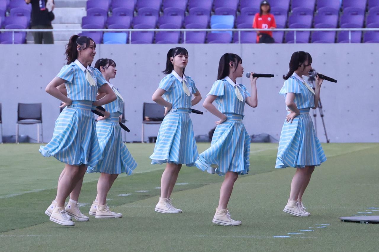 画像 : 3番目の画像 - 【写真】試合前には日本代表の森保一監督からメッセージ動画が流され、アイドルグループ・STU48によるオープニングアクトも。往年の名選手が広島の地で競演した。試合後はモネールと中澤佑二の「お尻ぶつけダンス」も！（写真◎石倉利英） - サッカーマガジンWEB