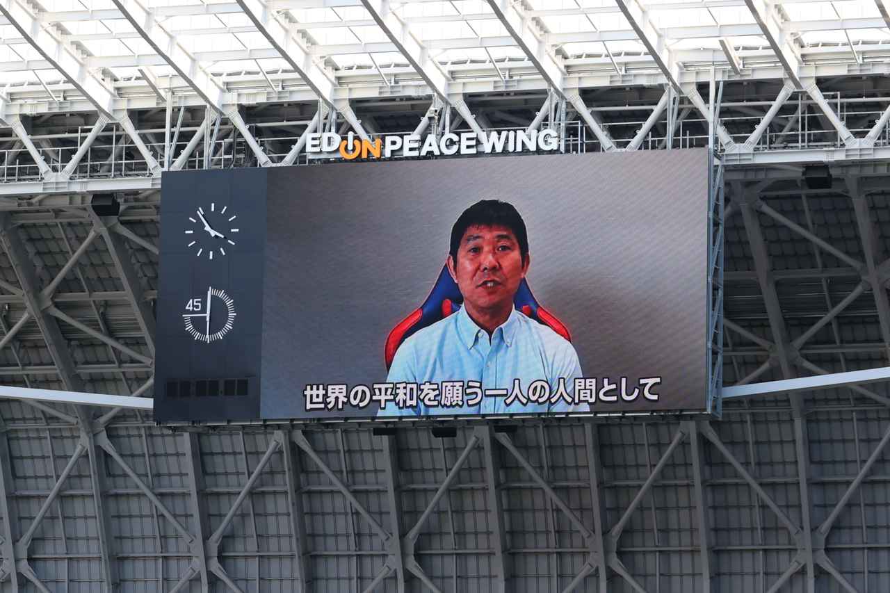 画像 : 1番目の画像 - 【写真】試合前には日本代表の森保一監督からメッセージ動画が流され、アイドルグループ・STU48によるオープニングアクトも。往年の名選手が広島の地で競演した。試合後はモネールと中澤佑二の「お尻ぶつけダンス」も！（写真◎石倉利英） - サッカーマガジンWEB