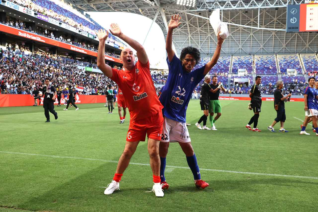 画像 : 17番目の画像 - 【写真】試合前には日本代表の森保一監督からメッセージ動画が流され、アイドルグループ・STU48によるオープニングアクトも。往年の名選手が広島の地で競演した。試合後はモネールと中澤佑二の「お尻ぶつけダンス」も！（写真◎石倉利英） - サッカーマガジンWEB