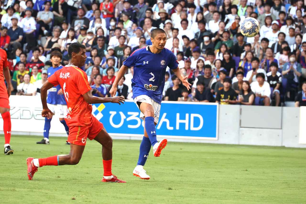 画像 : 15番目の画像 - 【写真】試合前には日本代表の森保一監督からメッセージ動画が流され、アイドルグループ・STU48によるオープニングアクトも。往年の名選手が広島の地で競演した。試合後はモネールと中澤佑二の「お尻ぶつけダンス」も！（写真◎石倉利英） - サッカーマガジンWEB