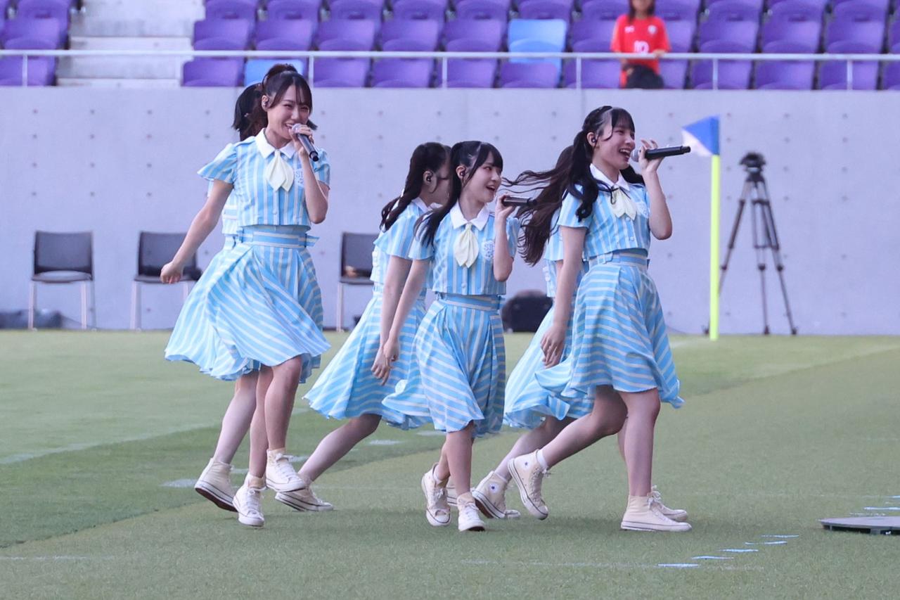 画像 : 2番目の画像 - 【写真】試合前には日本代表の森保一監督からメッセージ動画が流され、アイドルグループ・STU48によるオープニングアクトも。往年の名選手が広島の地で競演した。試合後はモネールと中澤佑二の「お尻ぶつけダンス」も！（写真◎石倉利英） - サッカーマガジンWEB