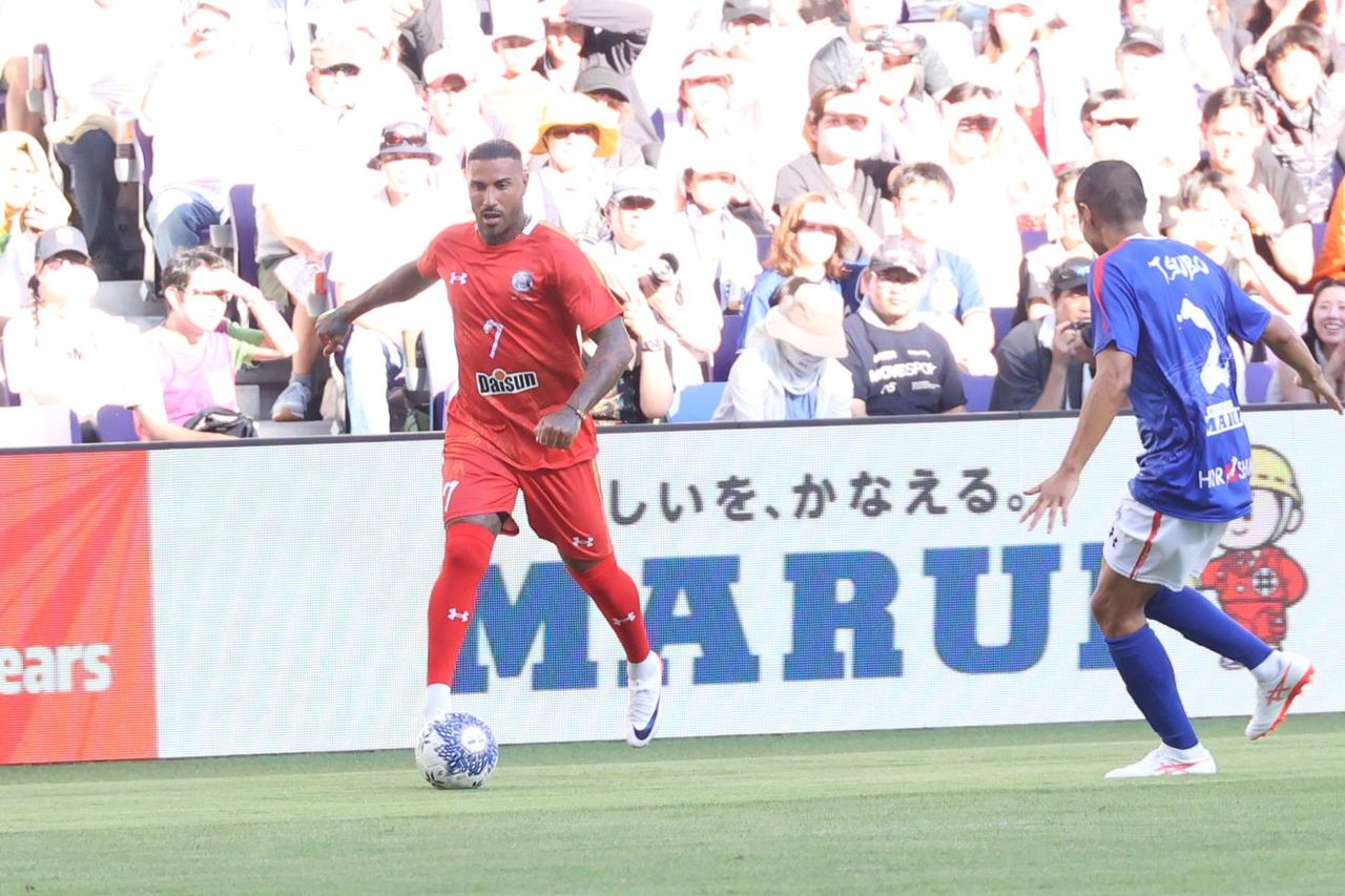 画像 : 8番目の画像 - 【写真】試合前には日本代表の森保一監督からメッセージ動画が流され、アイドルグループ・STU48によるオープニングアクトも。往年の名選手が広島の地で競演した。試合後はモネールと中澤佑二の「お尻ぶつけダンス」も！（写真◎石倉利英） - サッカーマガジンWEB