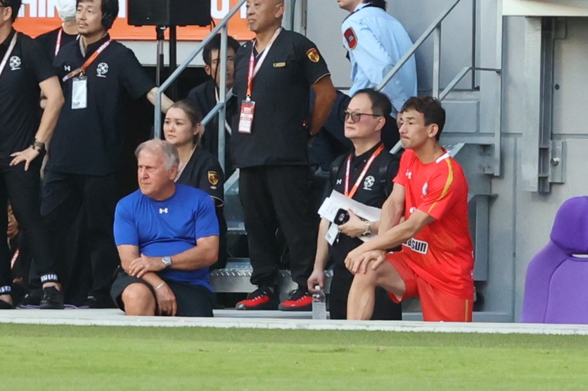 画像 : 16番目の画像 - 【写真】試合前には日本代表の森保一監督からメッセージ動画が流され、アイドルグループ・STU48によるオープニングアクトも。往年の名選手が広島の地で競演した。試合後はモネールと中澤佑二の「お尻ぶつけダンス」も！（写真◎石倉利英） - サッカーマガジンWEB