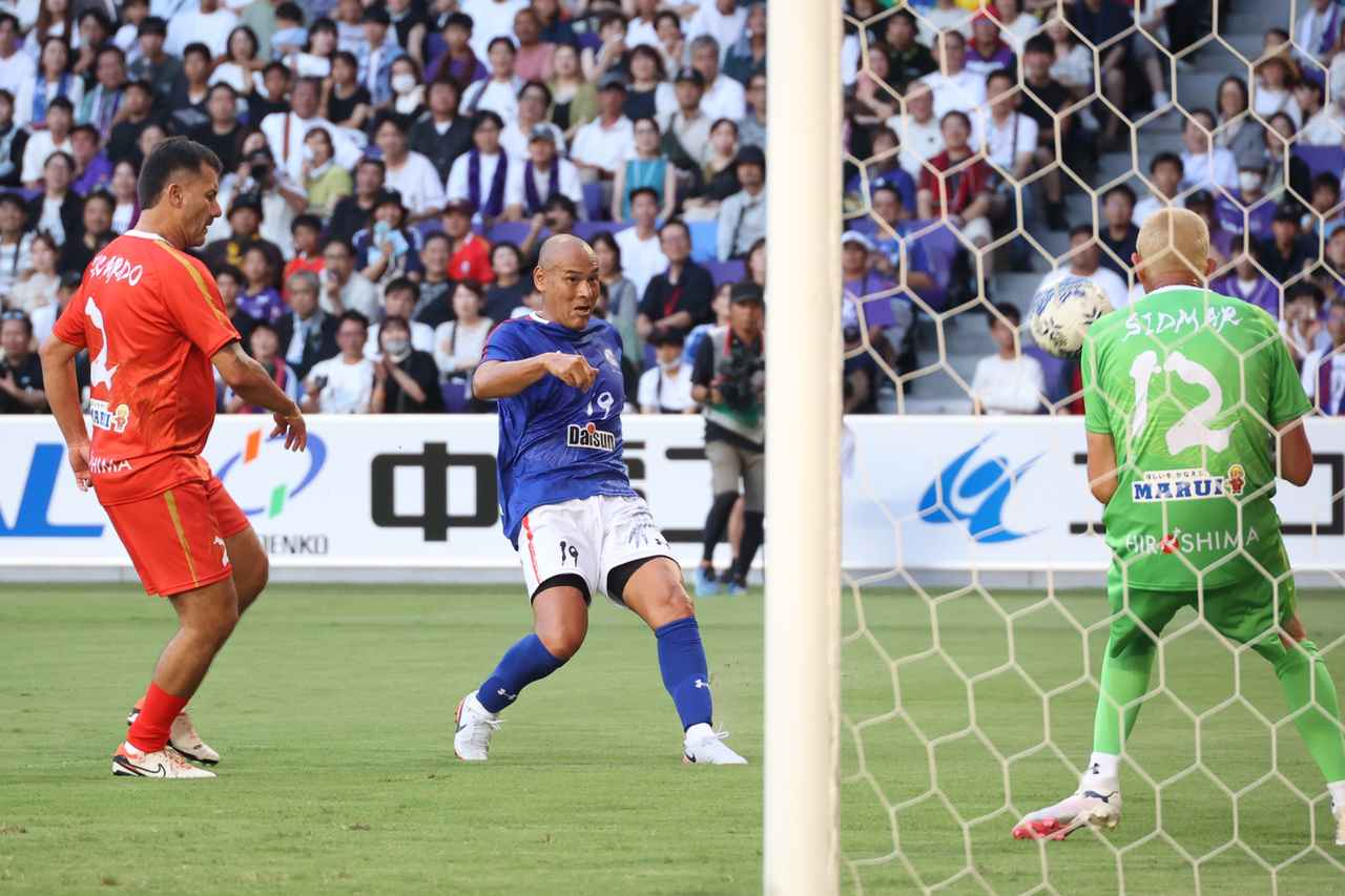 画像 : 13番目の画像 - 【写真】試合前には日本代表の森保一監督からメッセージ動画が流され、アイドルグループ・STU48によるオープニングアクトも。往年の名選手が広島の地で競演した。試合後はモネールと中澤佑二の「お尻ぶつけダンス」も！（写真◎石倉利英） - サッカーマガジンWEB