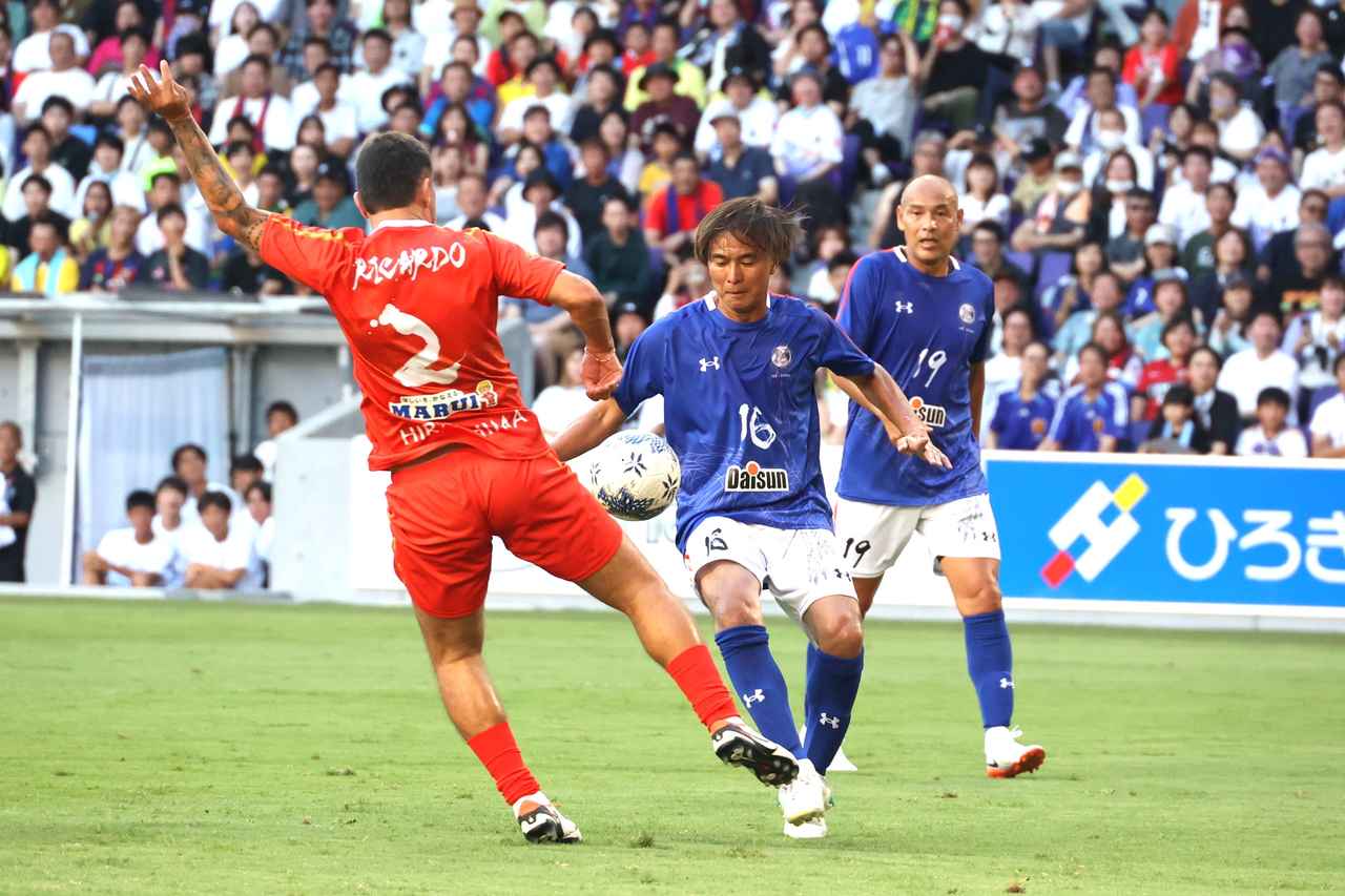 画像 : 12番目の画像 - 【写真】試合前には日本代表の森保一監督からメッセージ動画が流され、アイドルグループ・STU48によるオープニングアクトも。往年の名選手が広島の地で競演した。試合後はモネールと中澤佑二の「お尻ぶつけダンス」も！（写真◎石倉利英） - サッカーマガジンWEB