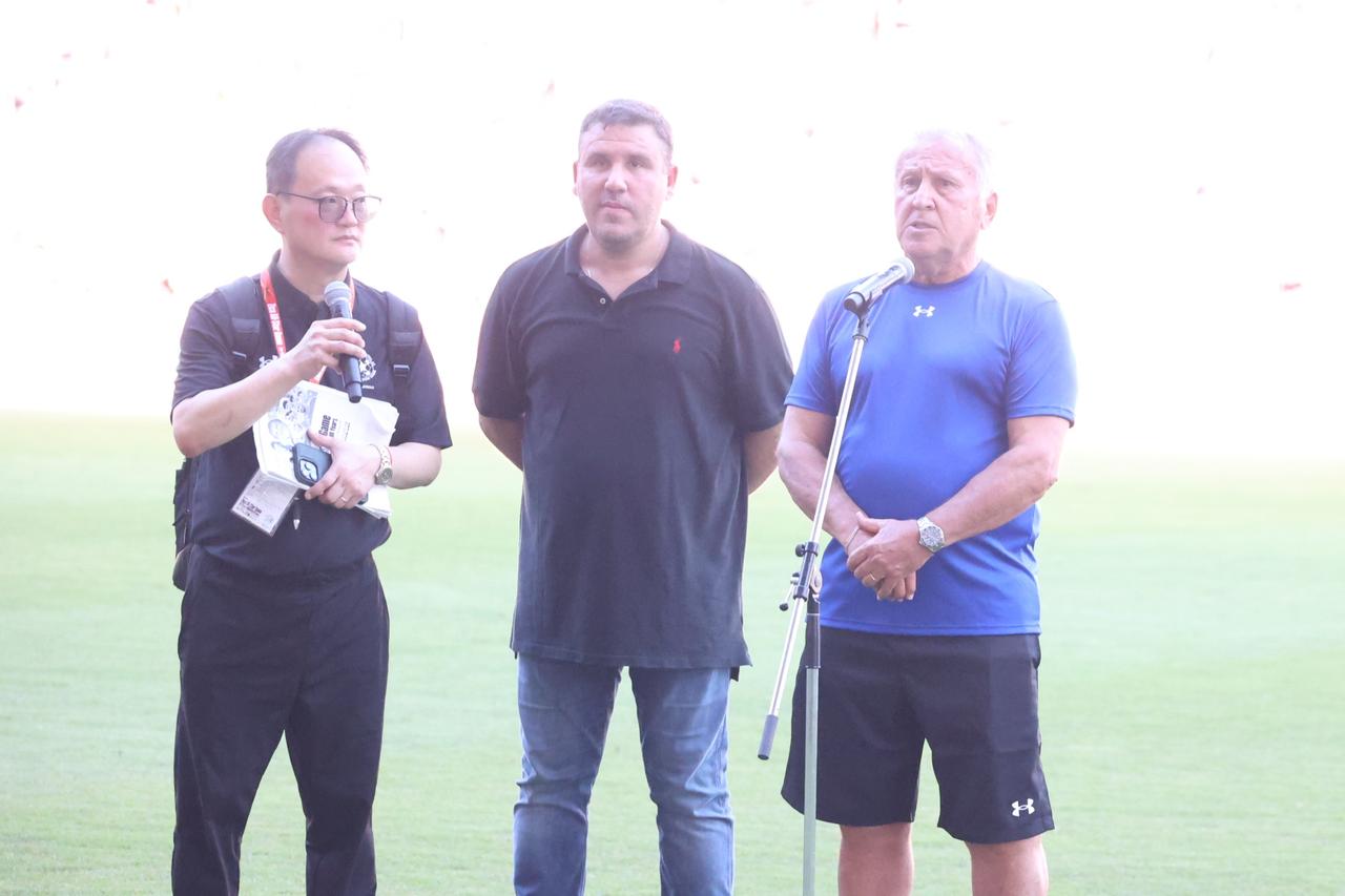 画像 : 5番目の画像 - 【写真】試合前には日本代表の森保一監督からメッセージ動画が流され、アイドルグループ・STU48によるオープニングアクトも。往年の名選手が広島の地で競演した。試合後はモネールと中澤佑二の「お尻ぶつけダンス」も！（写真◎石倉利英） - サッカーマガジンWEB