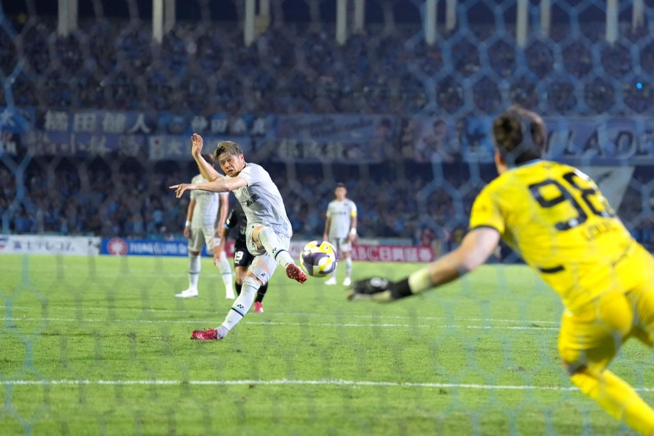【福岡】お待たせ！ 名古新太郎の「遅すぎた」移籍後初得点は、敵の頭をあえて狙った頭脳的一発だった！ - サッカーマガジンWEB