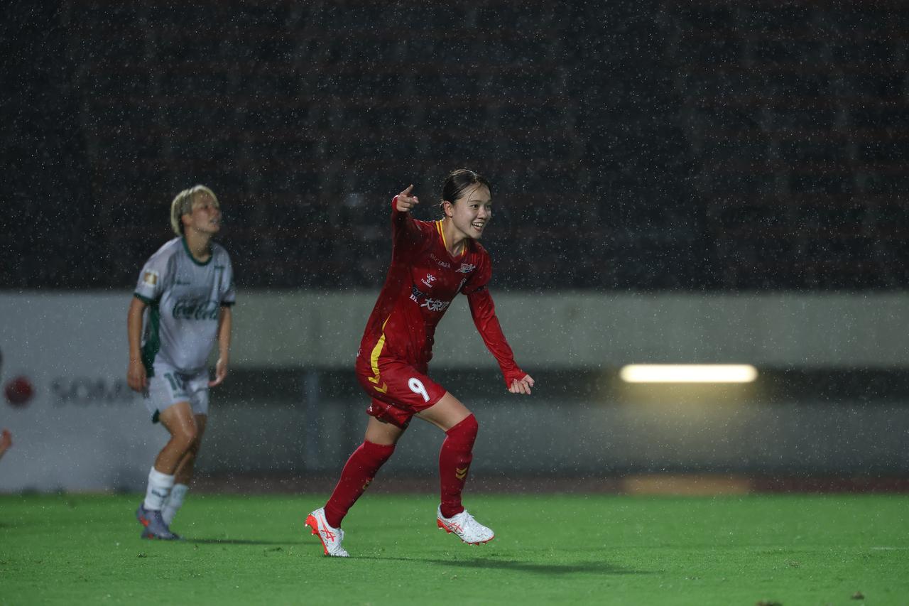 画像 : 44番目の画像 - 【写真】激しい雨の中での激闘となったI神戸と東京NBの開幕戦（写真◎WE LEAGUE） - サッカーマガジンWEB