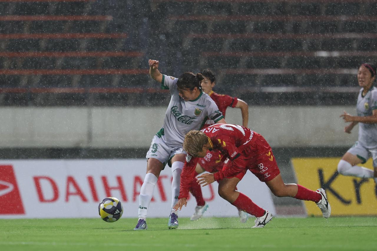 画像 : 7番目の画像 - 【写真】激しい雨の中での激闘となったI神戸と東京NBの開幕戦(写真◎WE LEAGUE) - サッカーマガジンWEB