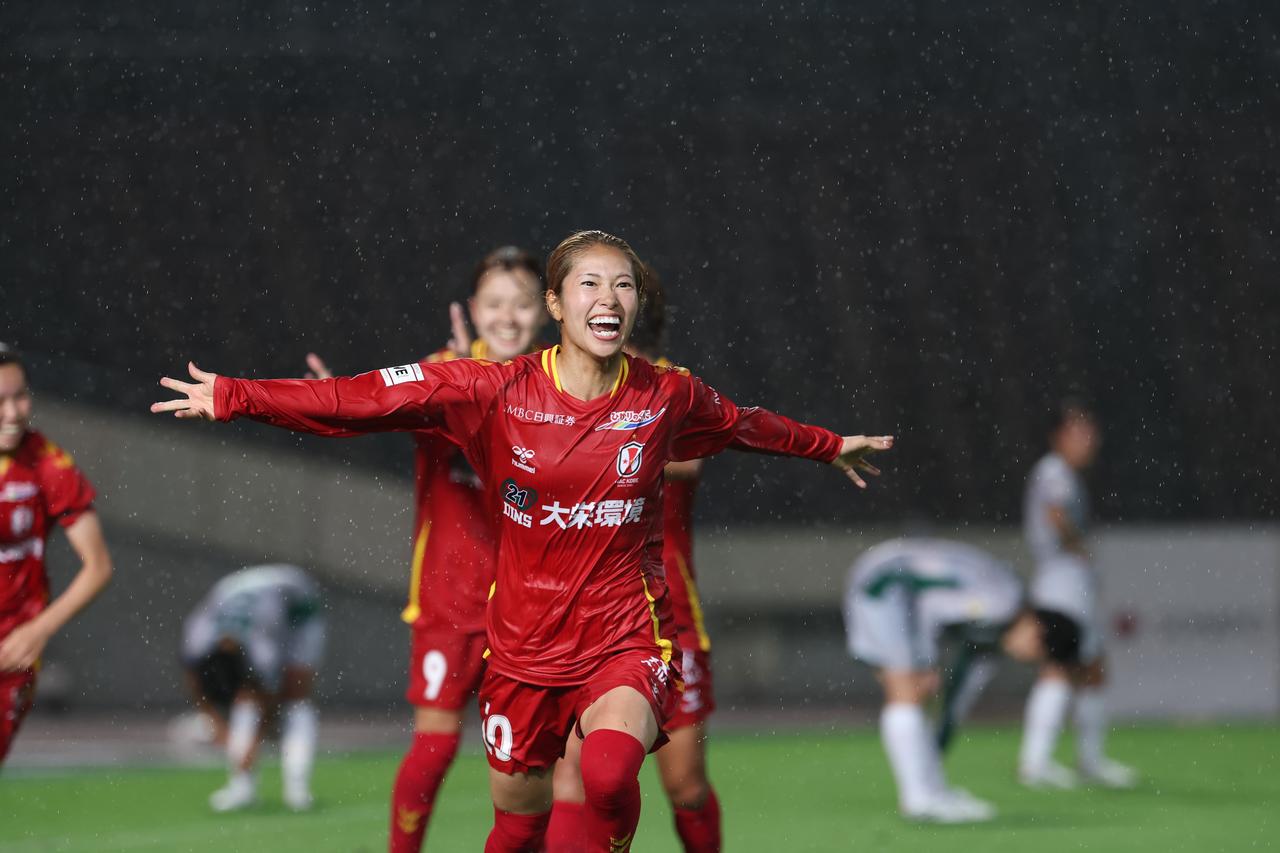 画像 : 37番目の画像 - 【写真】激しい雨の中での激闘となったI神戸と東京NBの開幕戦（写真◎WE LEAGUE） - サッカーマガジンWEB