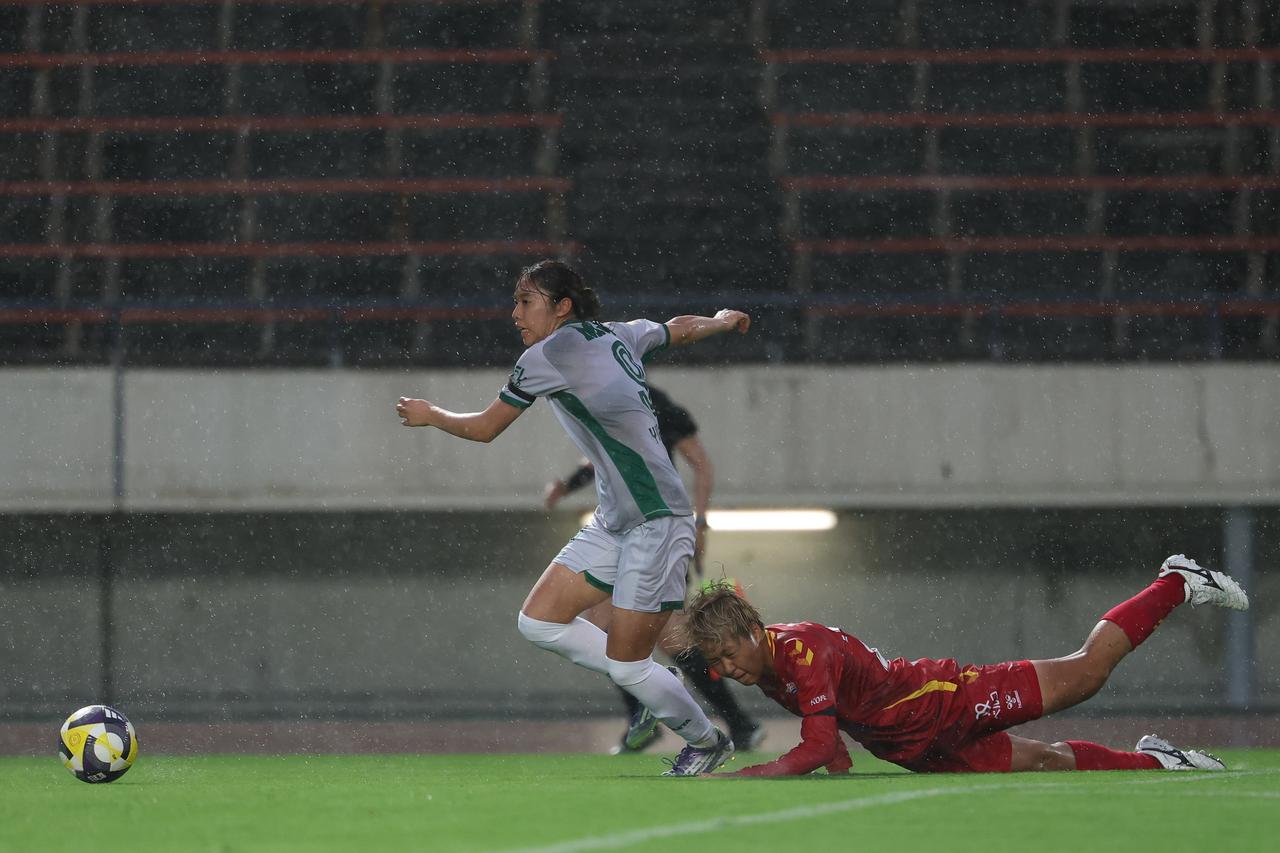 画像 : 9番目の画像 - 【写真】激しい雨の中での激闘となったI神戸と東京NBの開幕戦（写真◎WE LEAGUE） - サッカーマガジンWEB