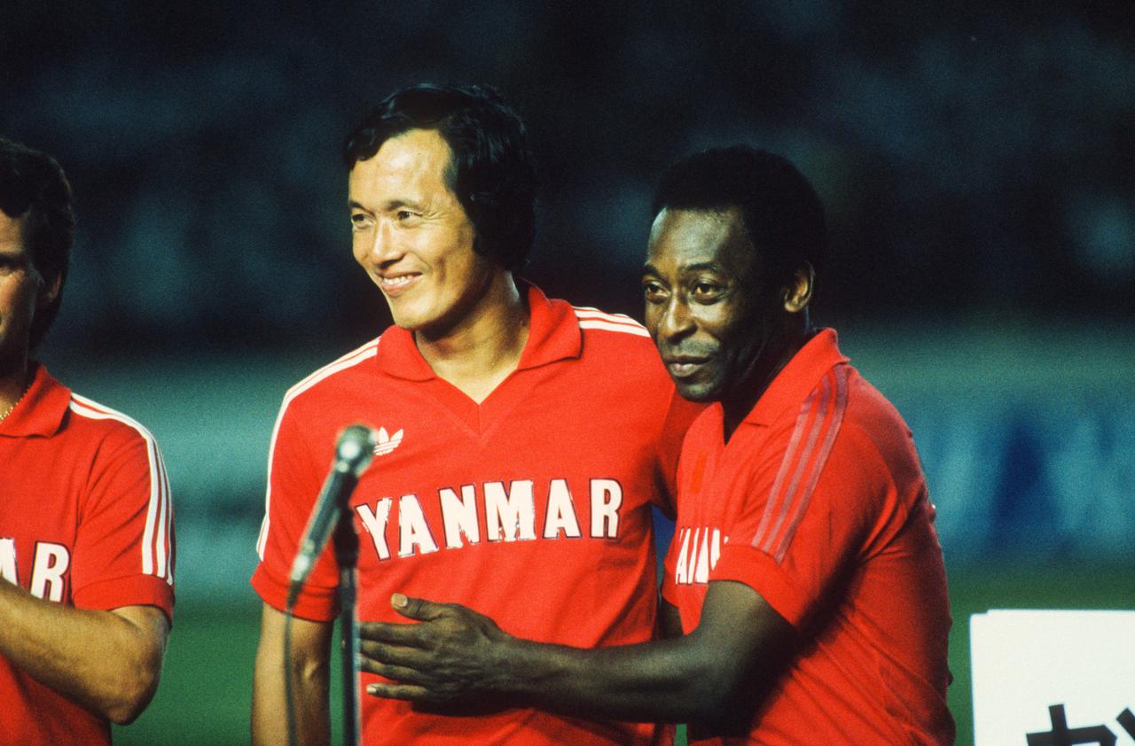 画像 : 7番目の画像 - 【写真一覧】ヤンマーと日本代表で長年活躍した釜本さんの在りし日の姿（写真◎サッカーマガジン） - サッカーマガジンWEB