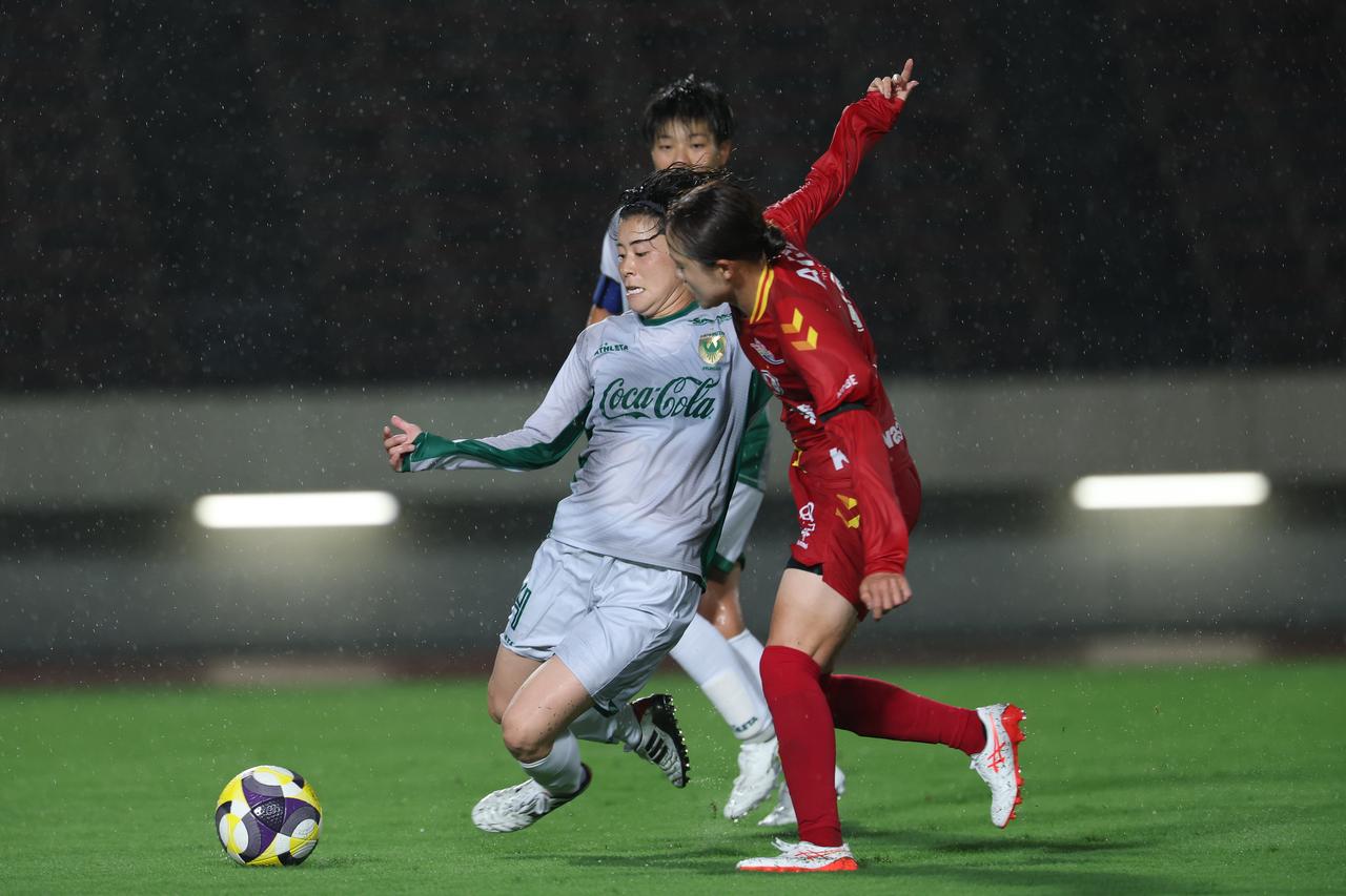 画像 : 34番目の画像 - 【写真】激しい雨の中での激闘となったI神戸と東京NBの開幕戦（写真◎WE LEAGUE） - サッカーマガジンWEB