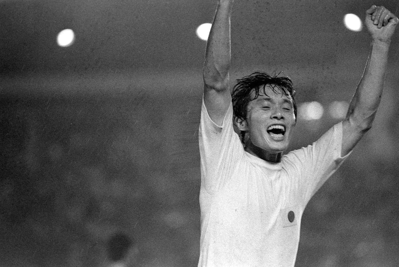 画像 : 1番目の画像 - 【写真一覧】ヤンマーと日本代表で長年活躍した釜本さんの在りし日の姿（写真◎サッカーマガジン） - サッカーマガジンWEB