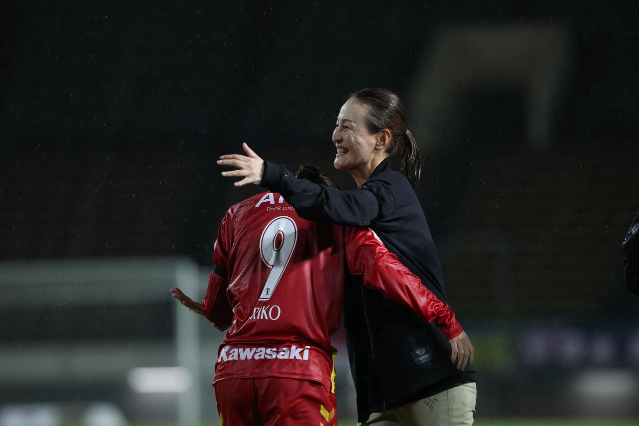 画像 : 47番目の画像 - 【写真】激しい雨の中での激闘となったI神戸と東京NBの開幕戦（写真◎WE LEAGUE） - サッカーマガジンWEB