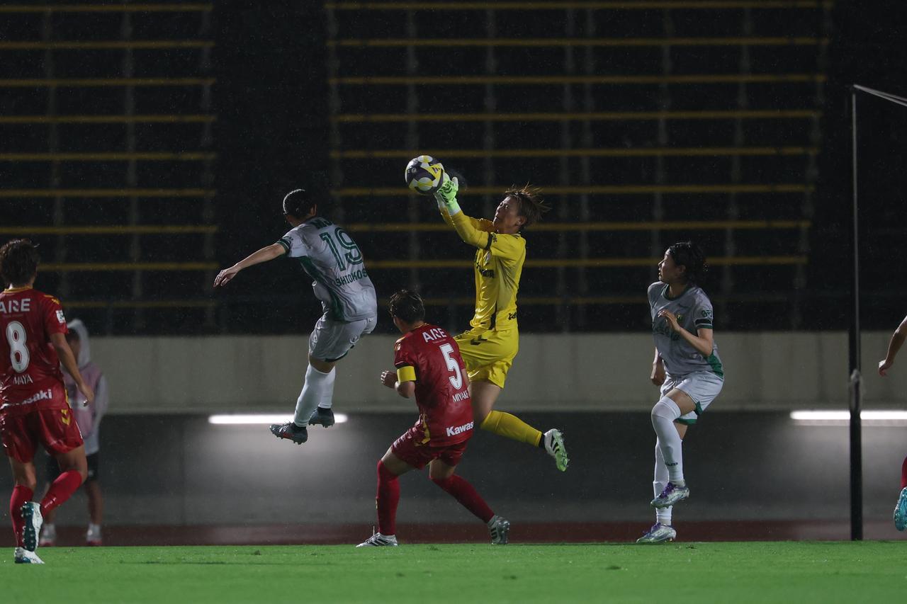 画像 : 41番目の画像 - 【写真】激しい雨の中での激闘となったI神戸と東京NBの開幕戦（写真◎WE LEAGUE） - サッカーマガジンWEB