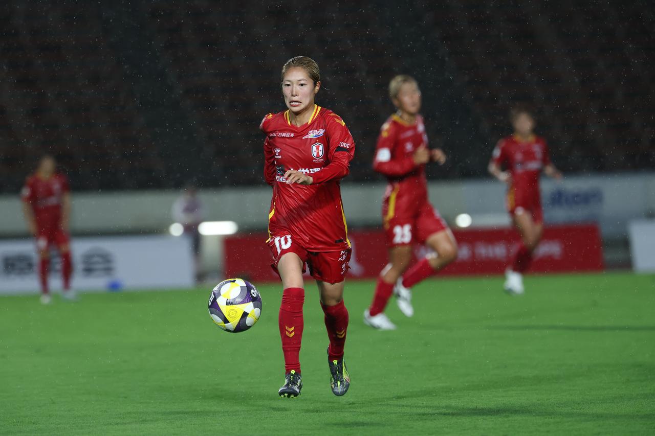 画像 : 24番目の画像 - 【写真】激しい雨の中での激闘となったI神戸と東京NBの開幕戦（写真◎WE LEAGUE） - サッカーマガジンWEB