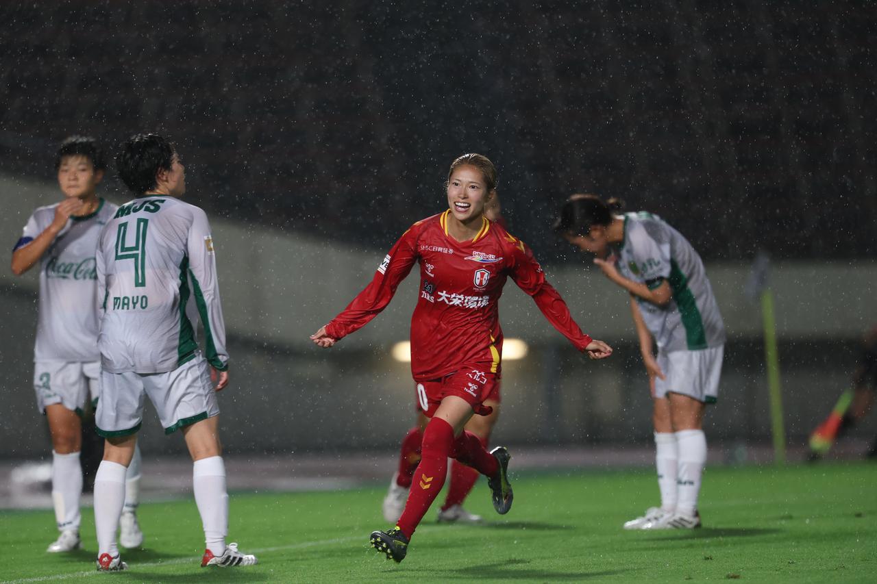 画像 : 35番目の画像 - 【写真】激しい雨の中での激闘となったI神戸と東京NBの開幕戦（写真◎WE LEAGUE） - サッカーマガジンWEB
