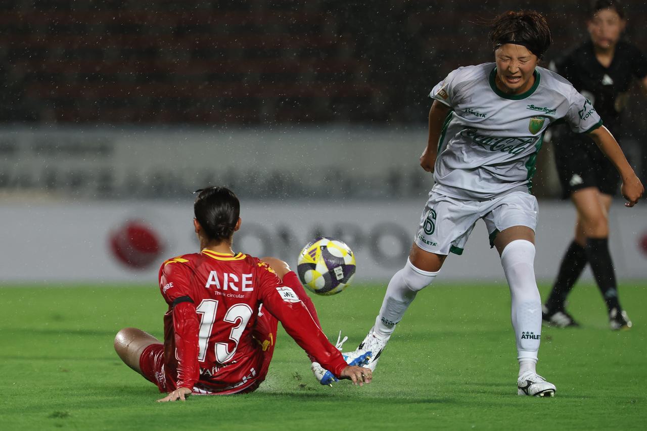 画像 : 26番目の画像 - 【写真】激しい雨の中での激闘となったI神戸と東京NBの開幕戦（写真◎WE LEAGUE） - サッカーマガジンWEB